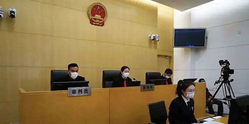 嬰兒高燒40度未察覺，育嬰師被雇主打傷 法院判決與行業(yè)反思